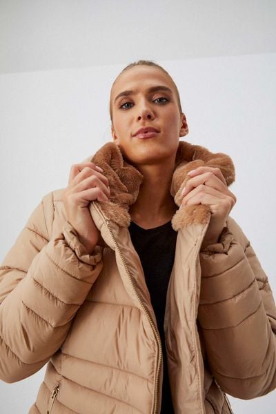 Pikowana kurtka z misiem. Brązowe kurtki damskie MOODO, xs, bez wzorów, z poliamidu, z kapturem. W wyprzedaży za 74.99 zł.