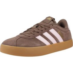 Buty ADIDAS VL COURT 3.0 Brązowy. Brązowe obuwie sportowe damskie Adidas, bez wzorów, ze skóry, trekkingowe. Za 395.50 zł.