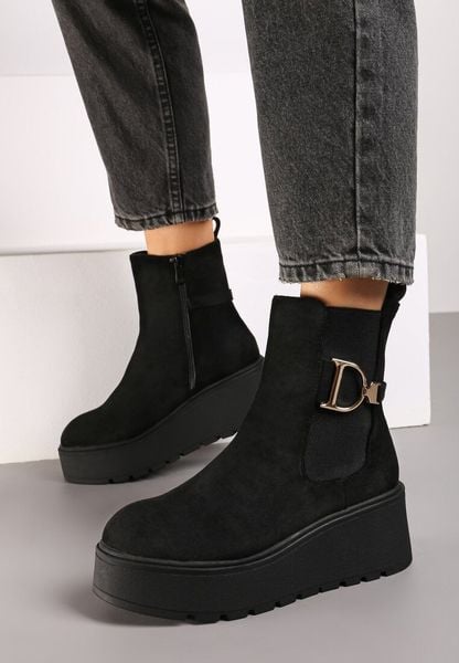 Czarne Botki Sztyblety na Platformie Wykończone Metaliczną Klamrą Vliteia. Czarne botki damskie Renee, z jeansu, bez obcasa, na koturnie, bez zapięcia. Za 159.99 zł.