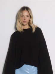 Sweter z dodatkiem wełny - ciemnobrązowy. Brązowe swetry damskie Reserved, l, bez wzorów, z dzianiny, bez kołnierzyka, bez ramiączek, bez kaptura. Za 149.99 zł.