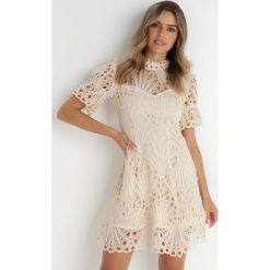 Beżowa Sukienka Adoneus. Brązowe sukienki damskie Born2be, na imprezę, m, bez wzorów, z koronki, klasyczne, bez kołnierzyka, bez ramiączek, midi. Za 169.99 zł.