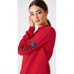 NA-KD Bluza z wyszywanymi różami na rękawach - Red. Bluzy damskie marki NA-KD. W wyprzedaży za 60.97 zł.
