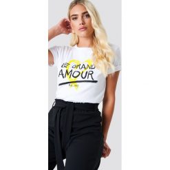 Sisters Point T-shirt Ciao - White. Białe t-shirty damskie Sisters Point, z nadrukiem, z klasycznym kołnierzykiem. Za 80.95 zł.