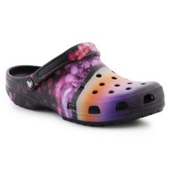 Chodaki Crocs Classic Meta Scape Clog 208455-4LH wielokolorowe. Klapki damskie bez wzorów, sportowe, bez obcasa. Za 374.47 zł.