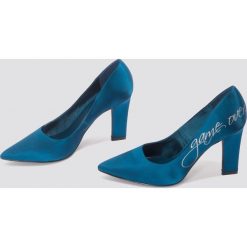 NA-KD Shoes Satynowe czółenka Game Over - Blue. Czółenka damskie marki bonprix. W wyprzedaży za 48.58 zł.