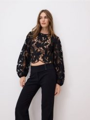 Spodnie flare - czarny. Czarne spodnie materiałowe damskie Reserved, bez wzorów, z tkaniny. Za 149.99 zł.