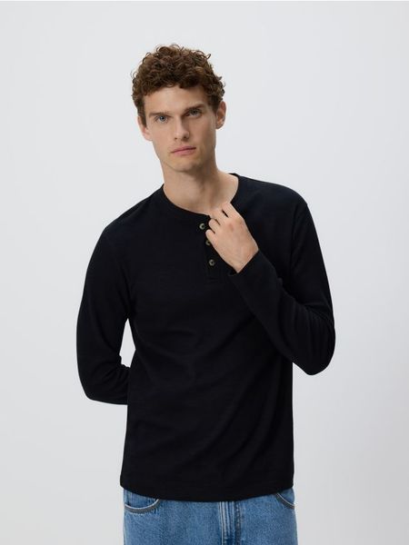 Longsleeve regular - czarny. Czarne bluzki z długim rękawem męskie Reserved, l, bez wzorów, z bawełny, bez kołnierzyka. W wyprzedaży za 55.99 zł.