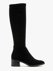 Czarne kozaki z elastyczną cholewką TRISS. Czarne kozaki damskie Ryłko, z nubiku, z okrągłym noskiem, bez obcasa, na obcasie. Za 379.99 zł.