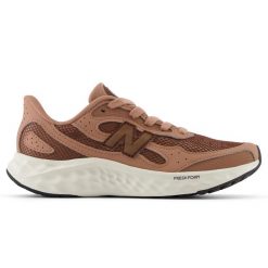 Buty damskie New Balance Fresh Foam Arishi v4 WARISTL4 – brązowe. Brązowe obuwie sportowe damskie New Balance, bez wzorów, z materiału, do biegania. Za 299.99 zł.