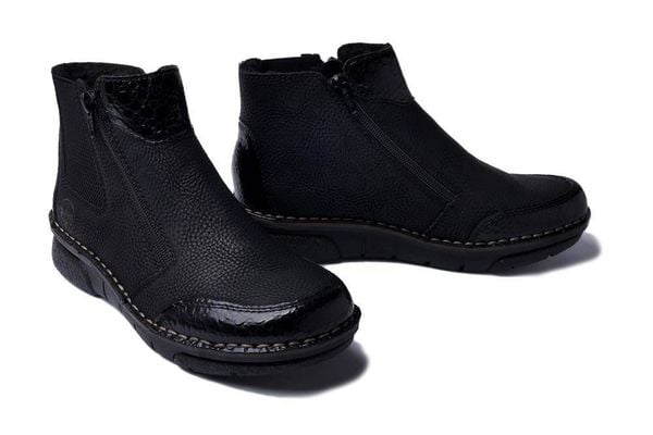 RIEKER 73355-00 black, botki damskie. Czarne botki damskie Rieker, na zimę, z polaru, bez obcasa, bez zapięcia. Za 349.90 zł.