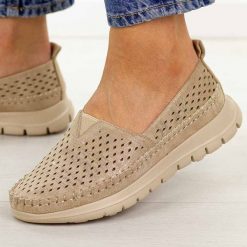 Złote ażurowe półbuty damskie Sergio Leone Mk099H. Żółte półbuty damskie Sergio Leone, na lato, w ażurowe wzory, z jeansu, casualowe, z okrągłym noskiem, bez obcasa, na płaskiej podeszwie, bez zapięcia. Za 149.00 zł.