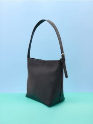 Torebka - czarny. Czarne torebki do ręki damskie Sinsay, bez wzorów, bez dodatków. Za 35.99 zł.