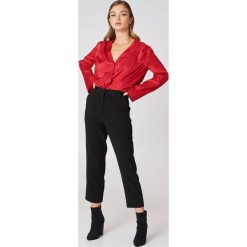 NA-KD Trend Spodnie z surowo wykończonymi nogawkami - Black. Czarne spodnie materiałowe damskie marki NA-KD Trend, z poliesteru. Za 161.95 zł.