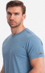 Ombre Męski t-shirt fullprint z kolorowymi literami - niebieski denim V4 OM-TSFP-0185 S. Niebieskie t-shirty męskie Ombre, m, bez wzorów, z denimu, bez kołnierzyka. Za 39.99 zł.