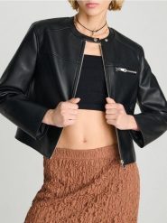Kurtka biker z imitacją skóry - czarny. Czarne kurtki damskie Sinsay, l, bez wzorów, ze skóry, bez kaptura. W wyprzedaży za 29.99 zł.
