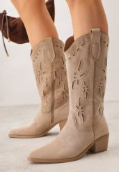 Ciemnobeżowe Ażurowe Botki Kowbojki na Stożku z Imitacji Zamszu Hephiane. Brązowe botki damskie Renee, z zamszu, boho, bez obcasa, na obcasie, bez zapięcia. Za 179.99 zł.