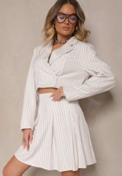 Biała Rozkloszowana Spódnica z Plisami Zdobiona Subtelnym Wzorem w Paski Redamira. Białe spódnice damskie Renee, l, z aplikacjami, eleganckie, mini, rozkloszowane. Za 54.99 zł.