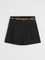 Gładkie szorty z paskiem z wiskozą - czarny. Czarne szorty damskie Sinsay, l, bez wzorów, z wiskozy. Za 49.99 zł.