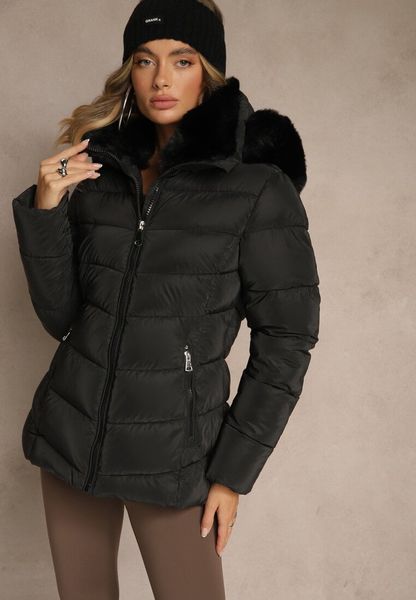 Czarna Pikowana Kurtka o Taliowanym Kroju z Kapturem z Futerkiem Olidessa. Czarne kurtki damskie Renee, l, bez wzorów, z dzianiny, z kapturem. Za 239.99 zł.