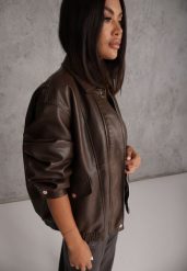 Brązowa Kurtka Przejściowa o Kroju Bomberki z Kołnierzykiem o Skórzanej Fakturze Alizia. Brązowe kurtki damskie Renee, l, bez wzorów, z jeansu, bez kaptura. Za 239.99 zł.