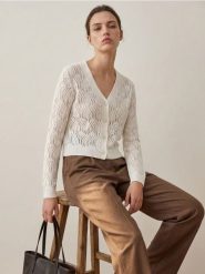 Ażurowy kardigan z dekoltem V zapinany na guziki - biały. Białe kardigany damskie Sinsay, l, w ażurowe wzory. Za 45.99 zł.