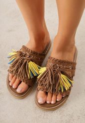 Brązowe Płaskie Klapki Boho VICES z Imitacji Zamszu Zdobione Frędzlami Krili. Brązowe klapki damskie Born2be, z aplikacjami, z jeansu, boho, bez obcasa, na płaskiej podeszwie. Za 119.99 zł.