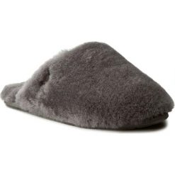 Kapcie UGG - W Fluff Clog 1005564 W/Gry. Szare kapcie damskie UGG, z aplikacjami, z materiału, bez obcasa, bez zapięcia. W wyprzedaży za 309.00 zł.