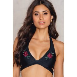 NA-KD Swimwear Góra bikini z haftem - Black,Multicolor. Czarne bikini damskie NA-KD Swimwear, z haftami. W wyprzedaży za 60.98 zł.