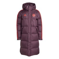 Kurtka puchowa Bayern Munich 2024/25. Czerwone kurtki męskie Adidas, bez wzorów, z puchu, sportowe, bez kaptura. W wyprzedaży za 865.50 zł.