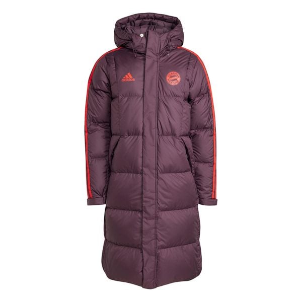 Kurtka puchowa Bayern Munich 2024/25. Czerwone kurtki męskie Adidas, bez wzorów, z puchu, sportowe, bez kaptura. W wyprzedaży za 865.50 zł.