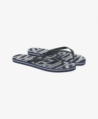 Superdry Vintage Vegan klapki gumowe – Navy/Silver. Szare klapki damskie Superdry., bez wzorów, z gumy, vintage, bez obcasa. Za 90.55 zł.