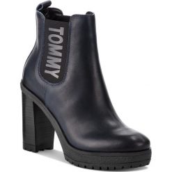 Botki TOMMY JEANS - Essential Heeled Che EN0EN00244 Midnight 403. Niebieskie kozaki damskie Tommy Jeans, z jeansu, bez obcasa, na obcasie. W wyprzedaży za 419.00 zł.