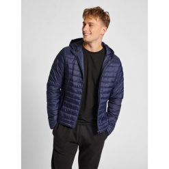 Kurtka z kapturem Hummel Red. Niebieskie kurtki męskie Hummel, m, bez wzorów, z puchu, eleganckie, z kapturem. W wyprzedaży za 370.00 zł.