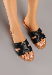 Czarne Klapki Basic z Wycięciami Varauri. Czarne klapki damskie Renee, bez wzorów, z jeansu, eleganckie, bez obcasa, na płaskiej podeszwie. Za 59.99 zł.