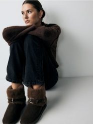 Zamszowe śniegowce ze sztucznym futerkiem - ciemnobrązowy. Brązowe śniegowce i trapery damskie Reserved, z zamszu. W wyprzedaży za 79.99 zł.