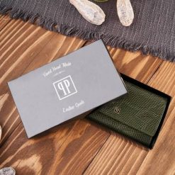 Paolo Peruzzi Portfel damski skórzany z imitacją skóry węża zielony T-09-GR. Zielone portfele damskie Paolo Peruzzi, bez wzorów, ze skóry. Za 138.72 zł.