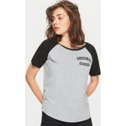 Koszulka z raglanowymi rękawami - Jasny szary. T-shirty damskie marki Cropp. W wyprzedaży za 14.99 zł.