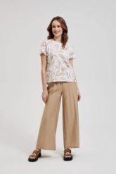Bluza z okrągłym dekoltem i wzorem liści beżowa. Brązowe bluzy damskie MOODO, bez wzorów, bez kołnierzyka. W wyprzedaży za 24.99 zł.