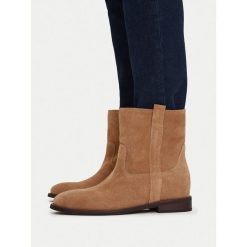Botki Badura. Brązowe botki damskie Badura, bez obcasa, na płaskiej podeszwie, bez zapięcia. Za 349.99 zł.