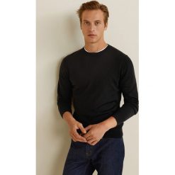 Mango Man - Sweter Willyc. Szare swetry przez głowę męskie Mango Man, z dzianiny, z okrągłym kołnierzem. W wyprzedaży za 139.90 zł.