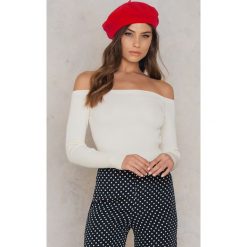 NA-KD Sweter z odkrytymi ramionami - White. Swetry damskie marki Camel Active. W wyprzedaży za 85.17 zł.
