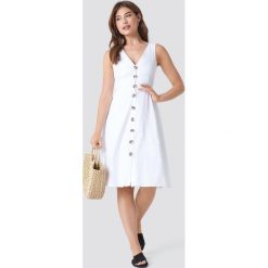 Trendyol Sukienka z dekoltem V i guzikami - White. Sukienki damskie marki Trendyol. Za 121.95 zł.