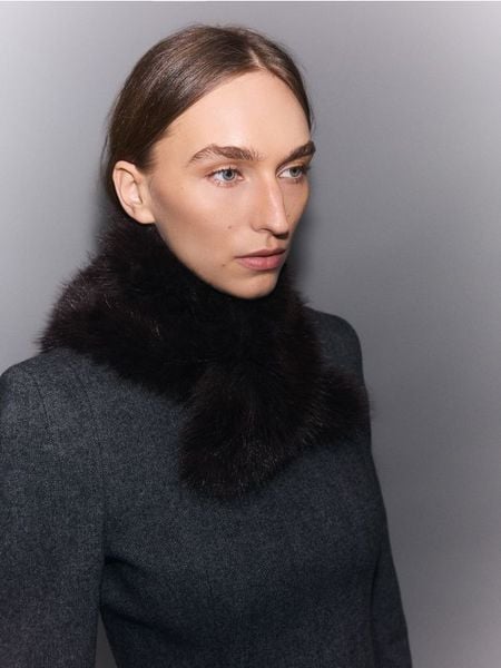 Szalik ze sztucznego futerka - ciemnobrązowy. Brązowe szaliki i chusty damskie Reserved, bez wzorów. Za 79.99 zł.