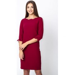 Bordowa gładka sukienka QUIOSQUE. Czerwone sukienki damskie QUIOSQUE, biznesowe, z dekoltem na plecach. Za 219.99 zł.