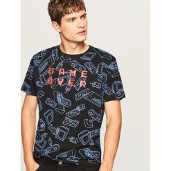 T-shirt z nadrukiem - Czarny. Czarne t-shirty męskie Reserved, z nadrukiem. Za 39.99 zł.