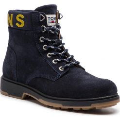 Kozaki TOMMY JEANS - Suede Boot EM0EM00235 Black Iris 431. Kozaki męskie marki Tommy Jeans. W wyprzedaży za 359.00 zł.
