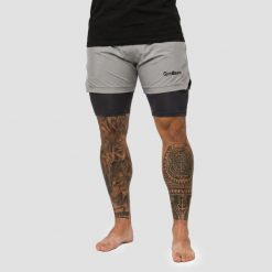 Szorty męskie fitness 2w1 z kieszeniami Iron Smoke. Szare krótkie spodenki sportowe męskie GYMBEAM, l, bez wzorów, z elastanu, na fitness i siłownię. Za 85.90 zł.