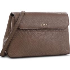 Torebka DKNY - Bellah Cbody Deer R83E5687 Desert DES. Listonoszki damskie marki DKNY. W wyprzedaży za 429.00 zł.