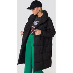 NA-KD Watowana kurtka z szalowym kołnierzem - Black. Czarne kurtki damskie marki NA-KD, z materiału. Za 404.95 zł.