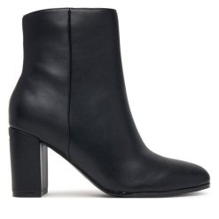 Botki Guess. Czarne botki damskie Guess, bez obcasa, na słupku, bez zapięcia. Za 544.99 zł.